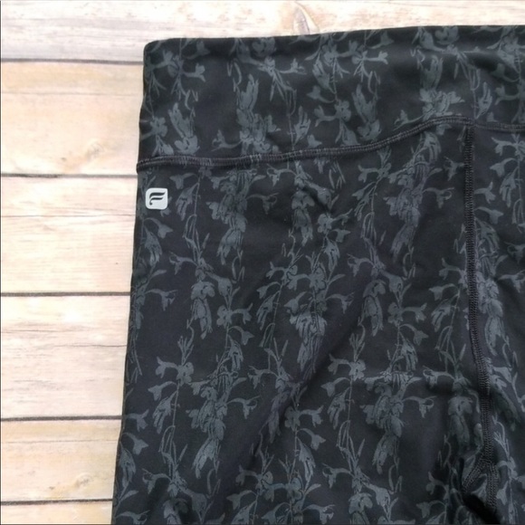 Fabletics Salar Printed Powerhold Capri Leggings - Picture 4 of 6